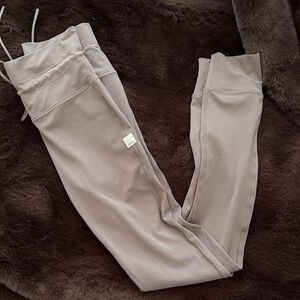 Vuori Daily Leggings in Huckleberry